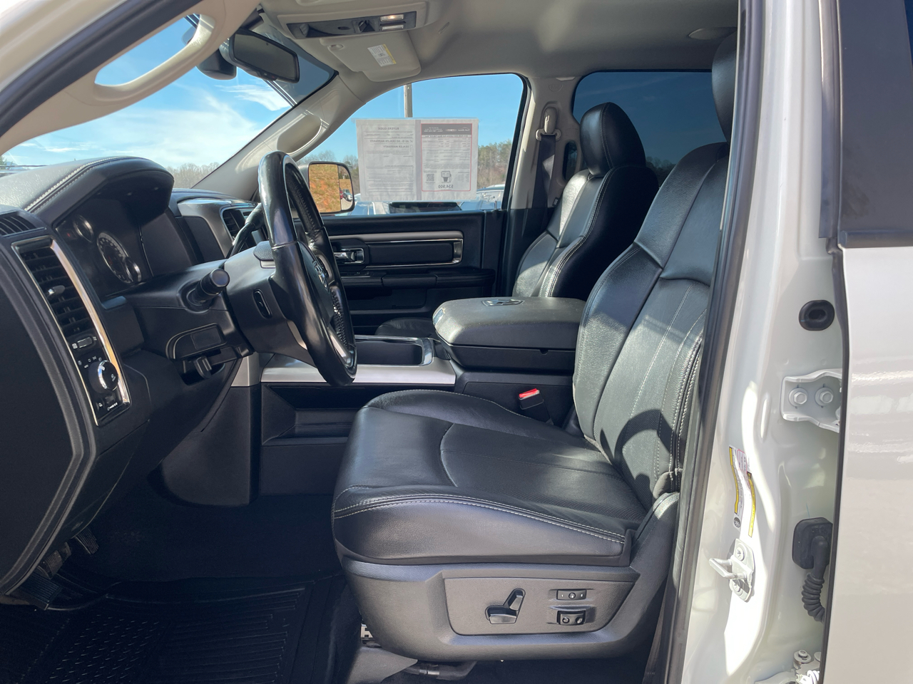 RAM 2500 Laramie 4x4 Mega Cab 6'4" Box 2018