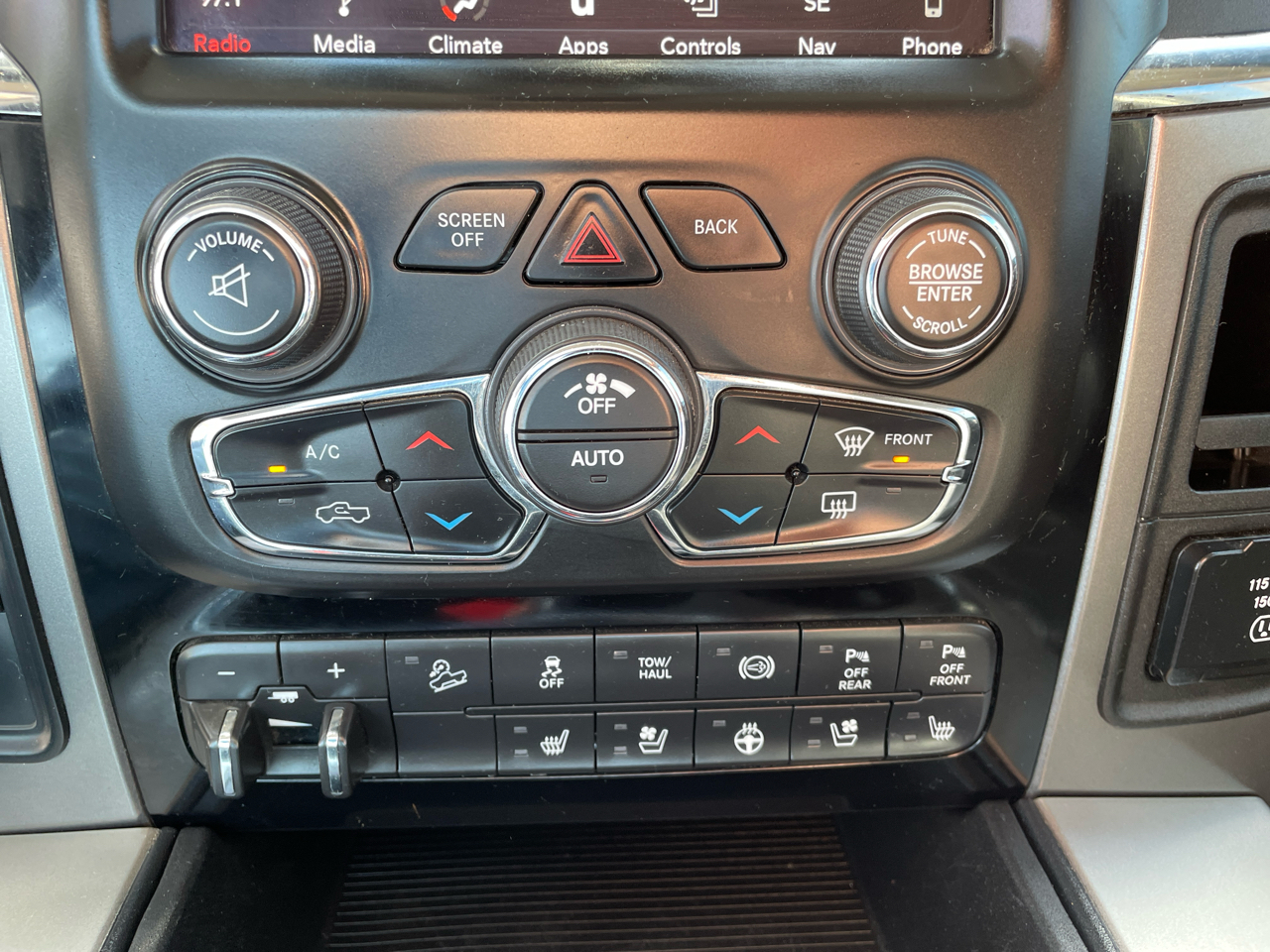 RAM 2500 Laramie 4x4 Mega Cab 6'4" Box 2018