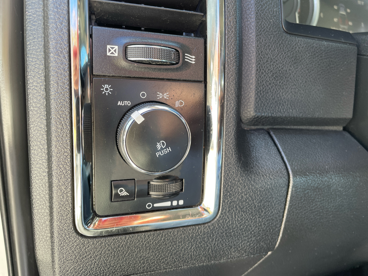 RAM 2500 Laramie 4x4 Mega Cab 6'4" Box 2018