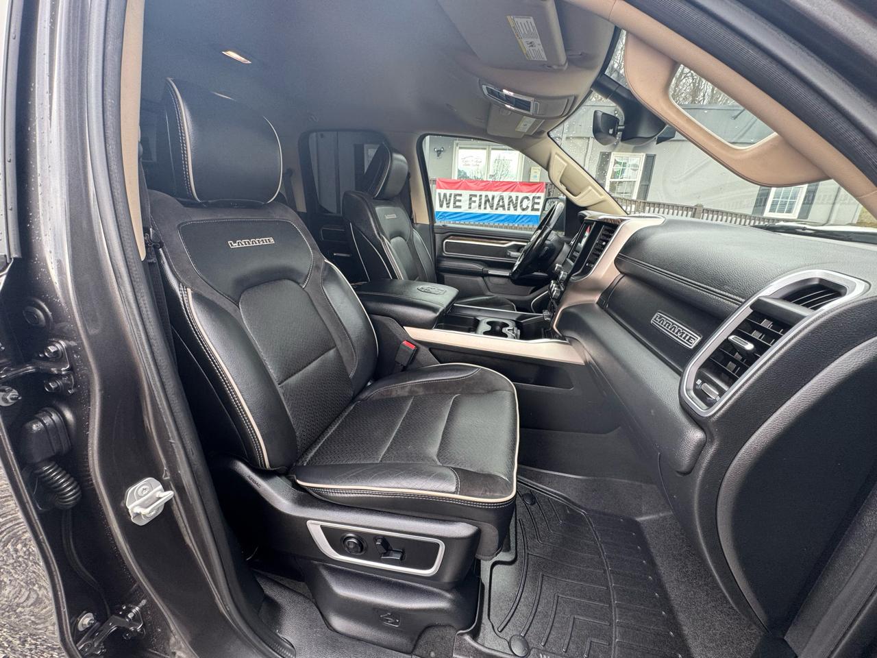 RAM 1500 Laramie 4x4 Quad Cab 6'4" Box 2020