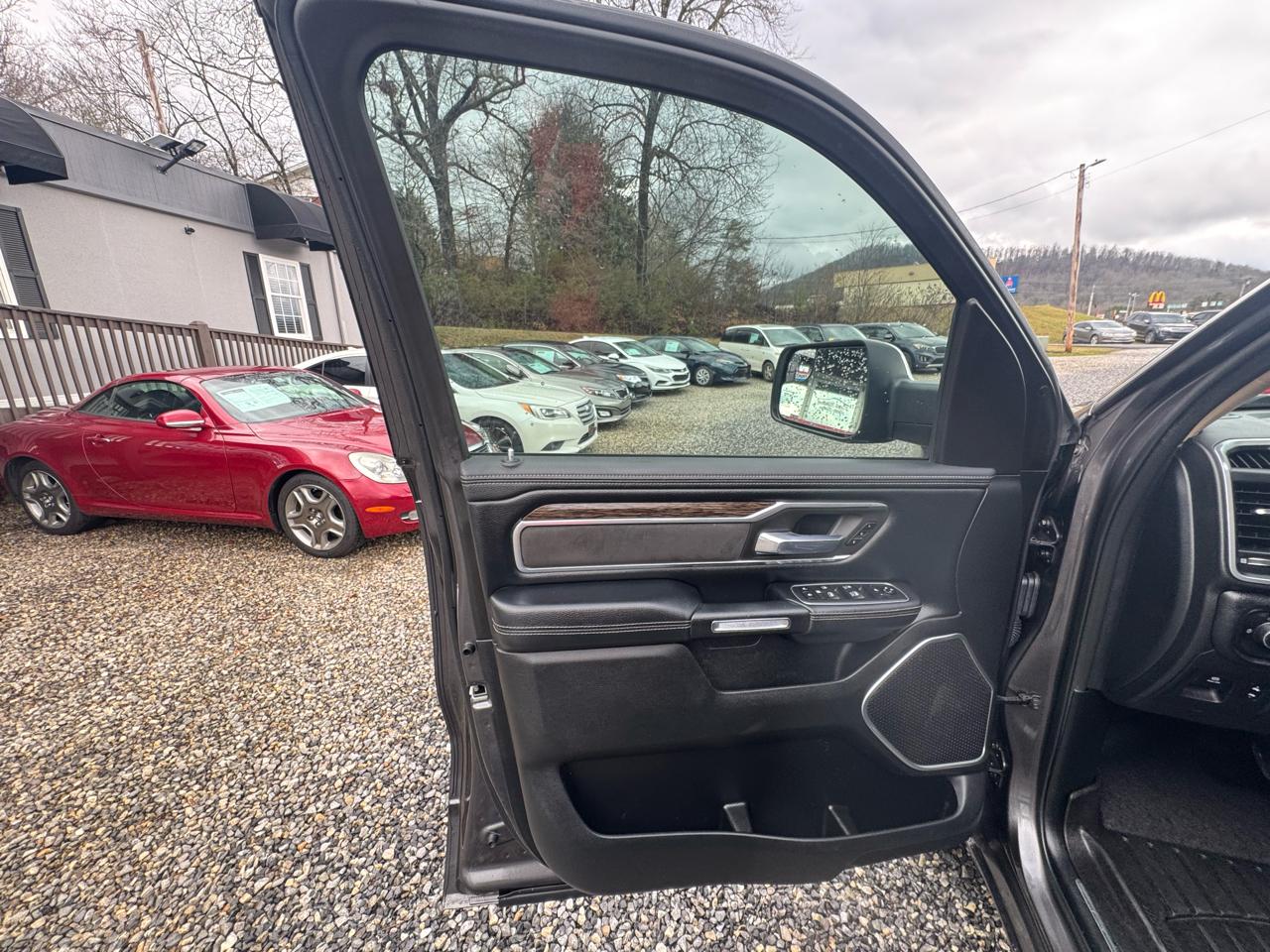 RAM 1500 Laramie 4x4 Quad Cab 6'4" Box 2020