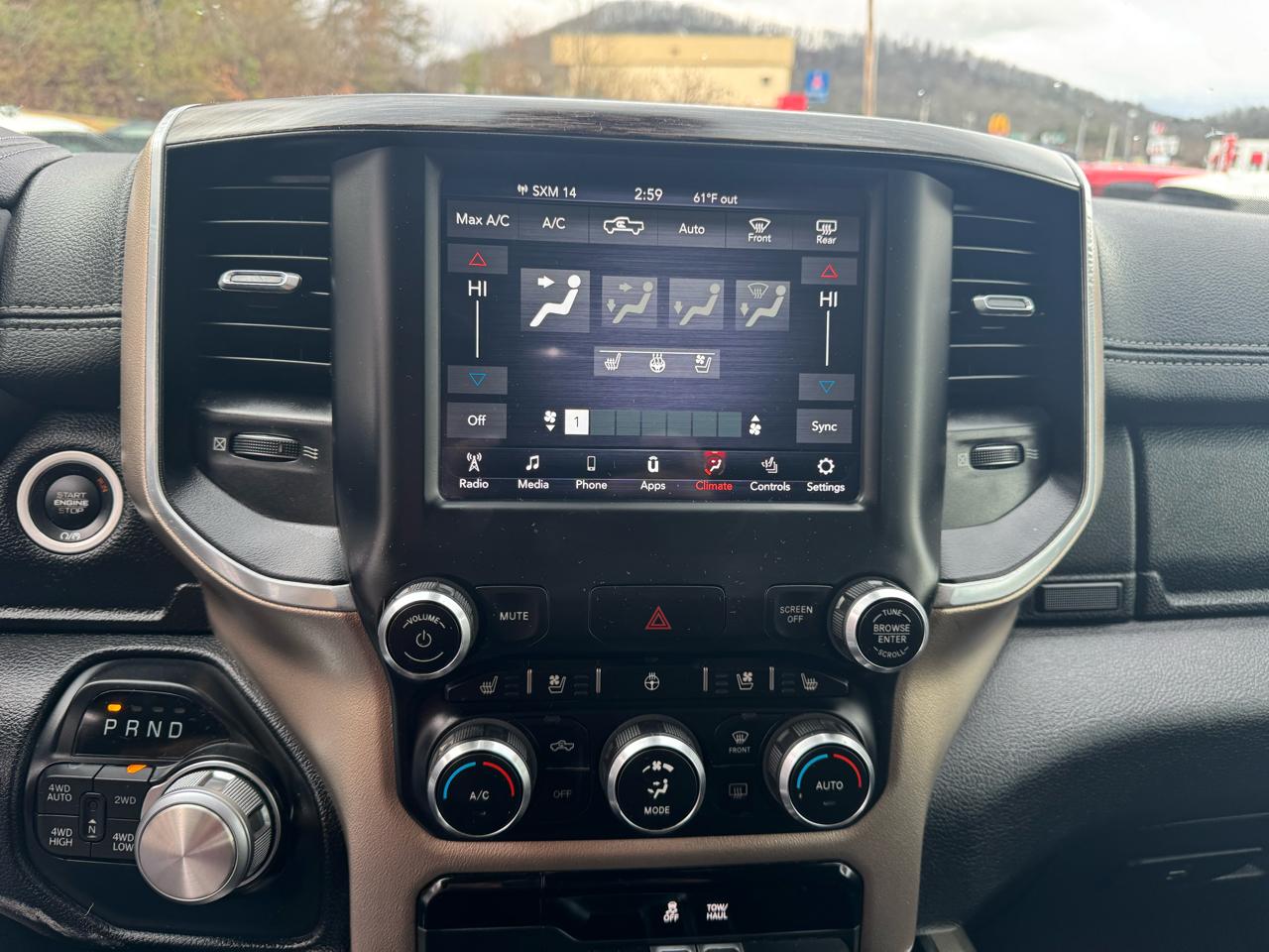 RAM 1500 Laramie 4x4 Quad Cab 6'4" Box 2020