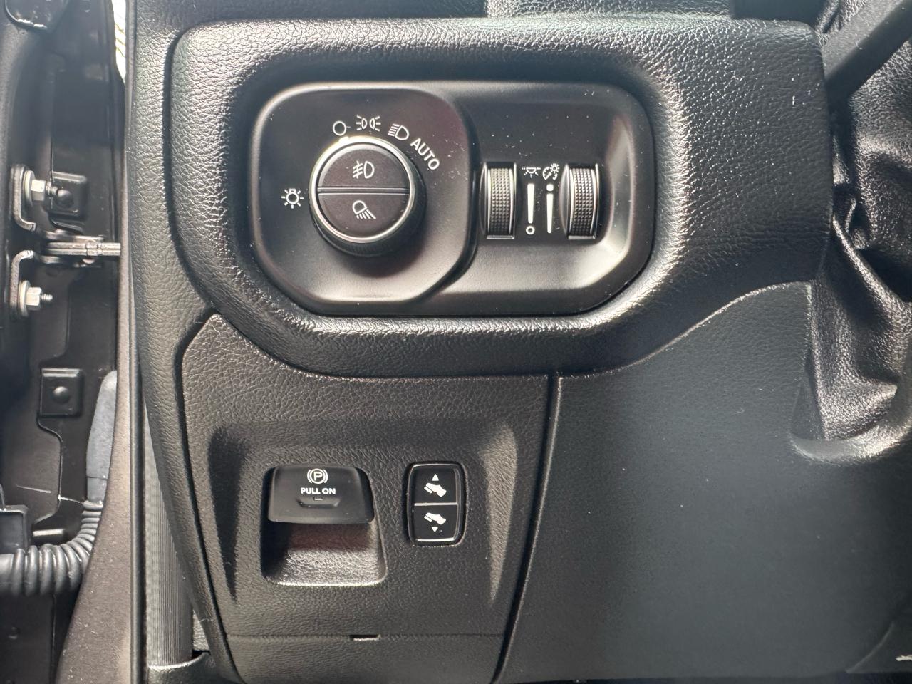 RAM 1500 Laramie 4x4 Quad Cab 6'4" Box 2020