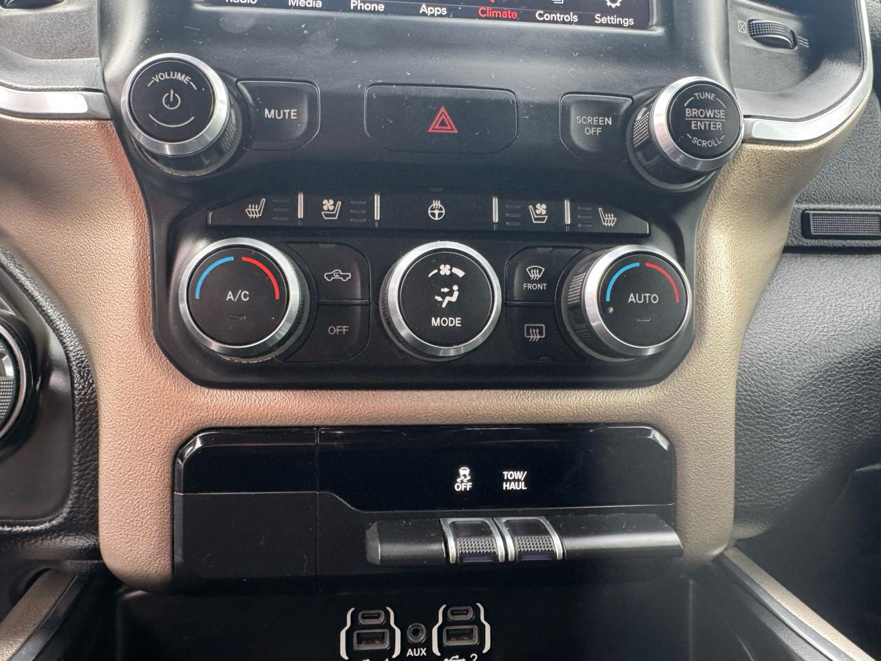 RAM 1500 Laramie 4x4 Quad Cab 6'4" Box 2020