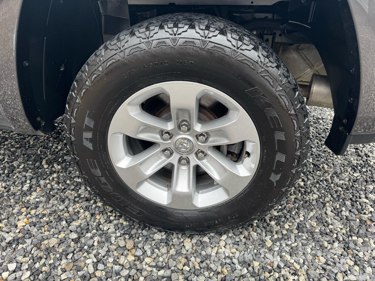 RAM 1500 Laramie 4x4 Quad Cab 6'4" Box 2020