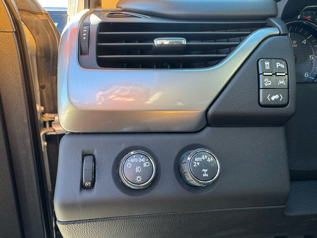 Chevrolet Suburban 4WD 4dr 1500 LT 2019