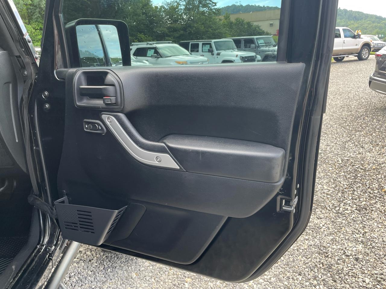 Jeep Wrangler Unlimited 4WD 4dr Sahara 2014