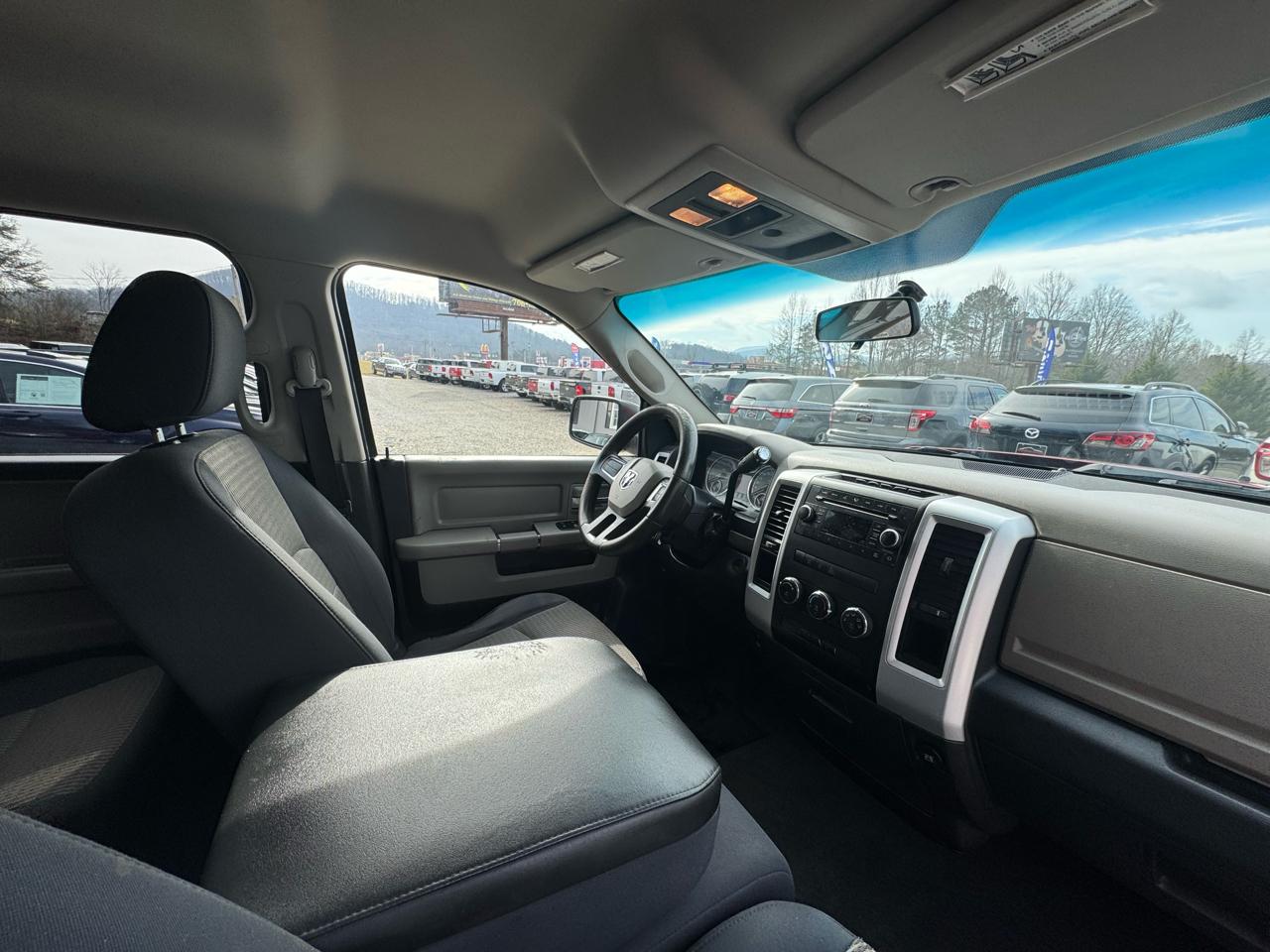 Dodge Ram 1500 2WD Quad Cab 140.5" SLT 2009