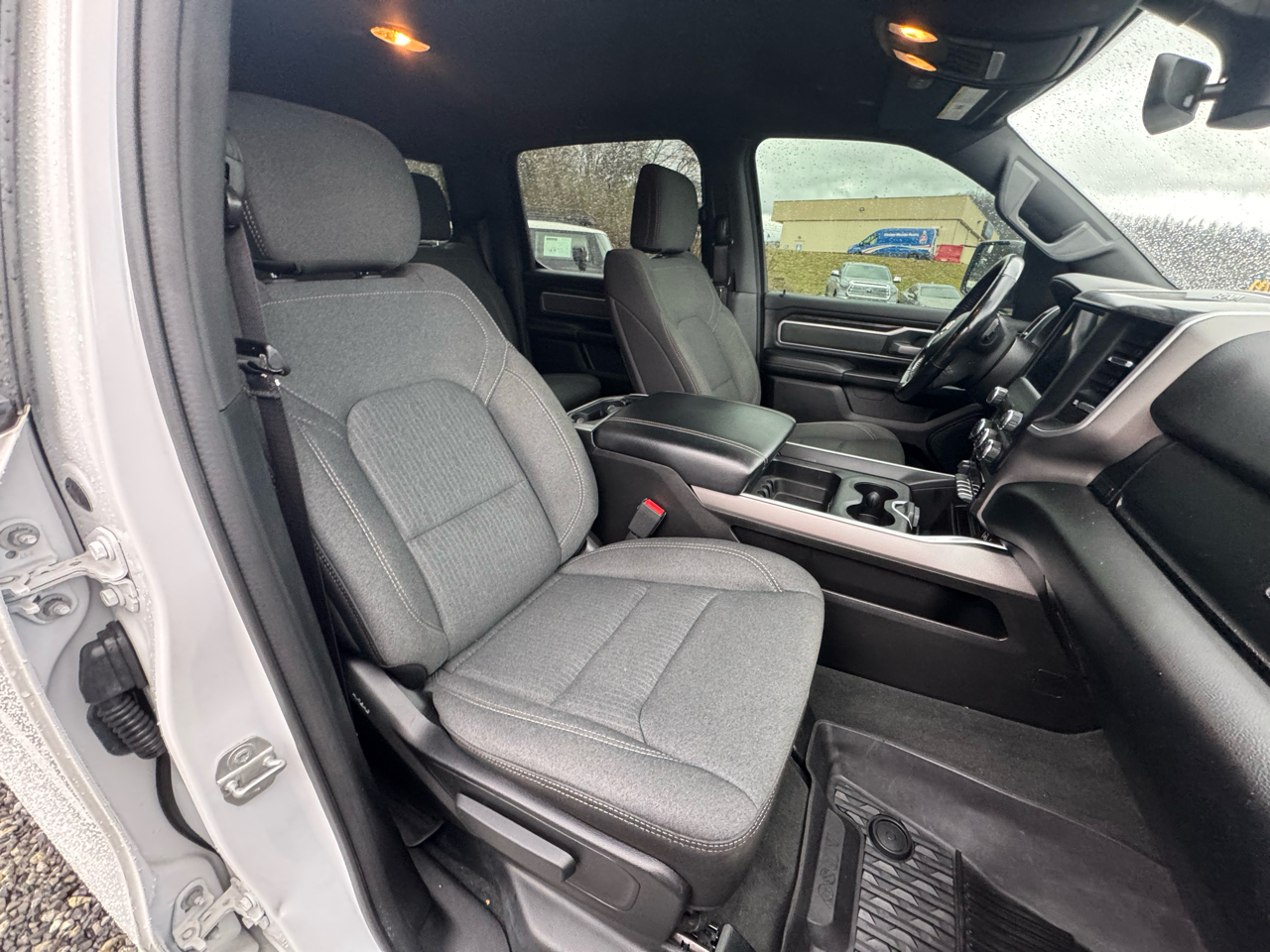 RAM 1500 Big Horn 4x4 Crew Cab 5'7" Box 2020