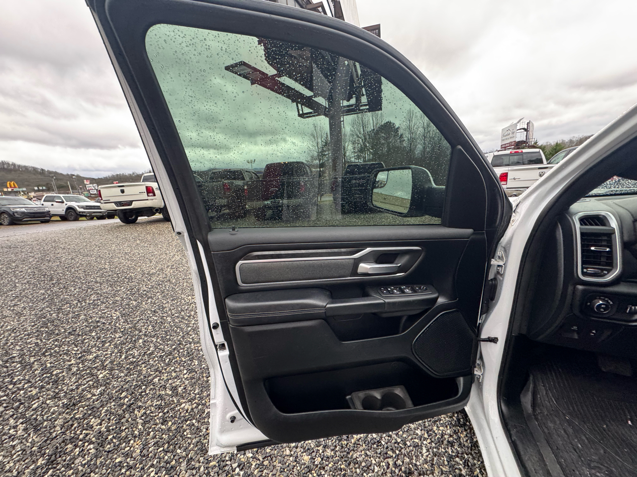 RAM 1500 Big Horn 4x4 Crew Cab 5'7" Box 2020