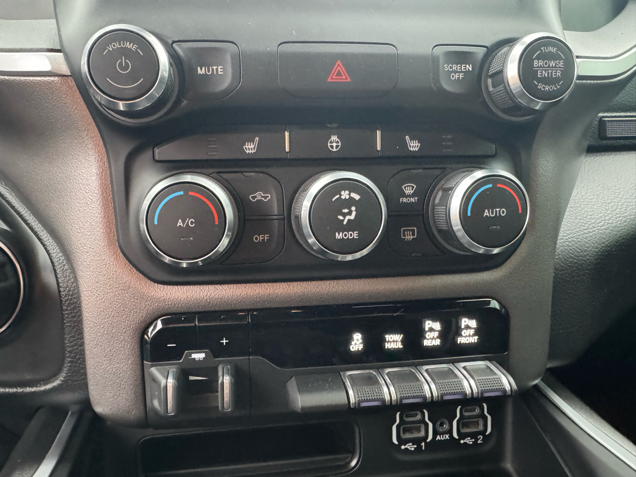 RAM 1500 Big Horn 4x4 Crew Cab 5'7" Box 2020