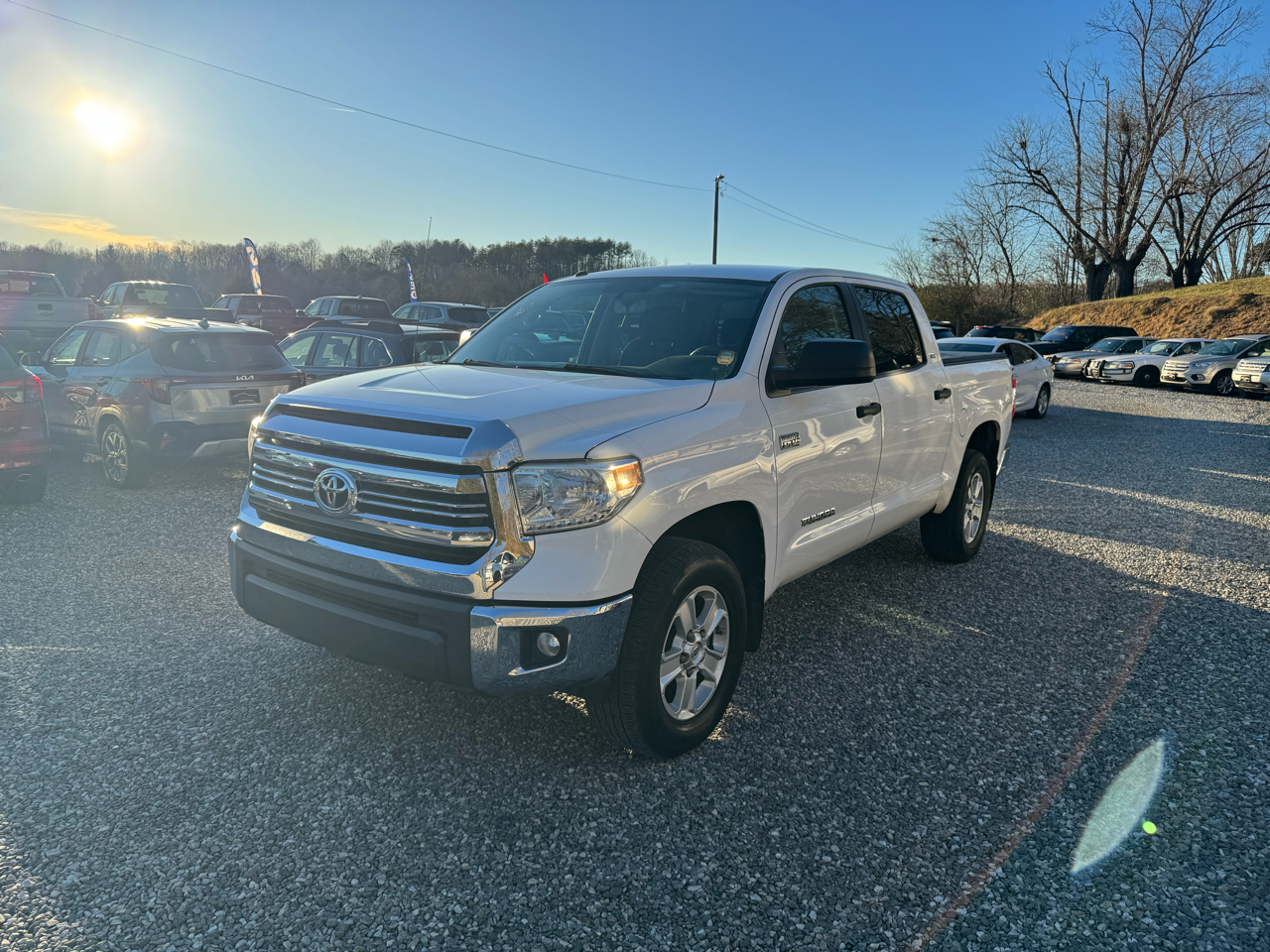 Toyota Tundra 4WD Truck CrewMax 5.7L V8 6-Spd AT SR5 (Natl) 2016