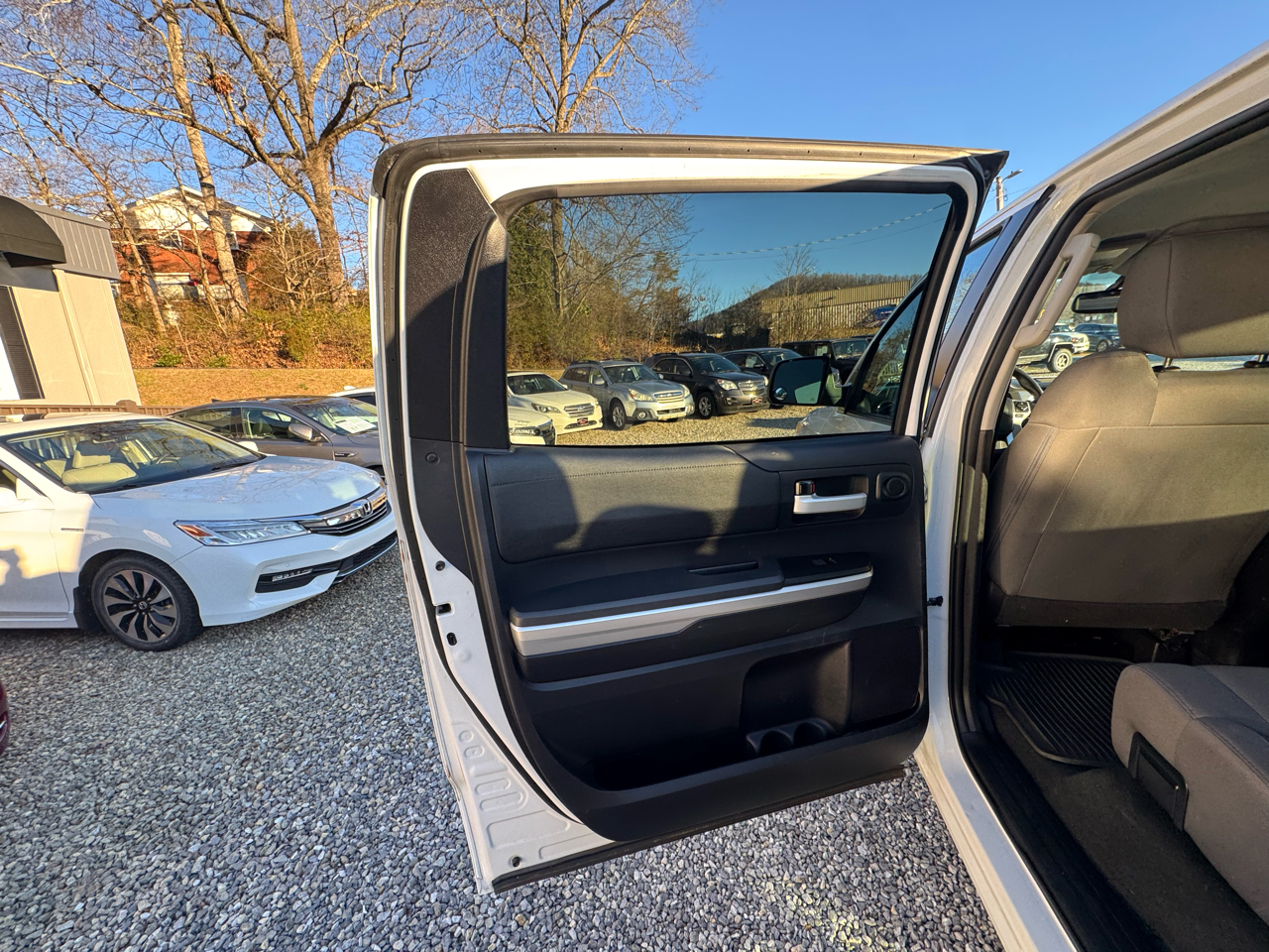 Toyota Tundra 4WD Truck CrewMax 5.7L V8 6-Spd AT SR5 (Natl) 2016