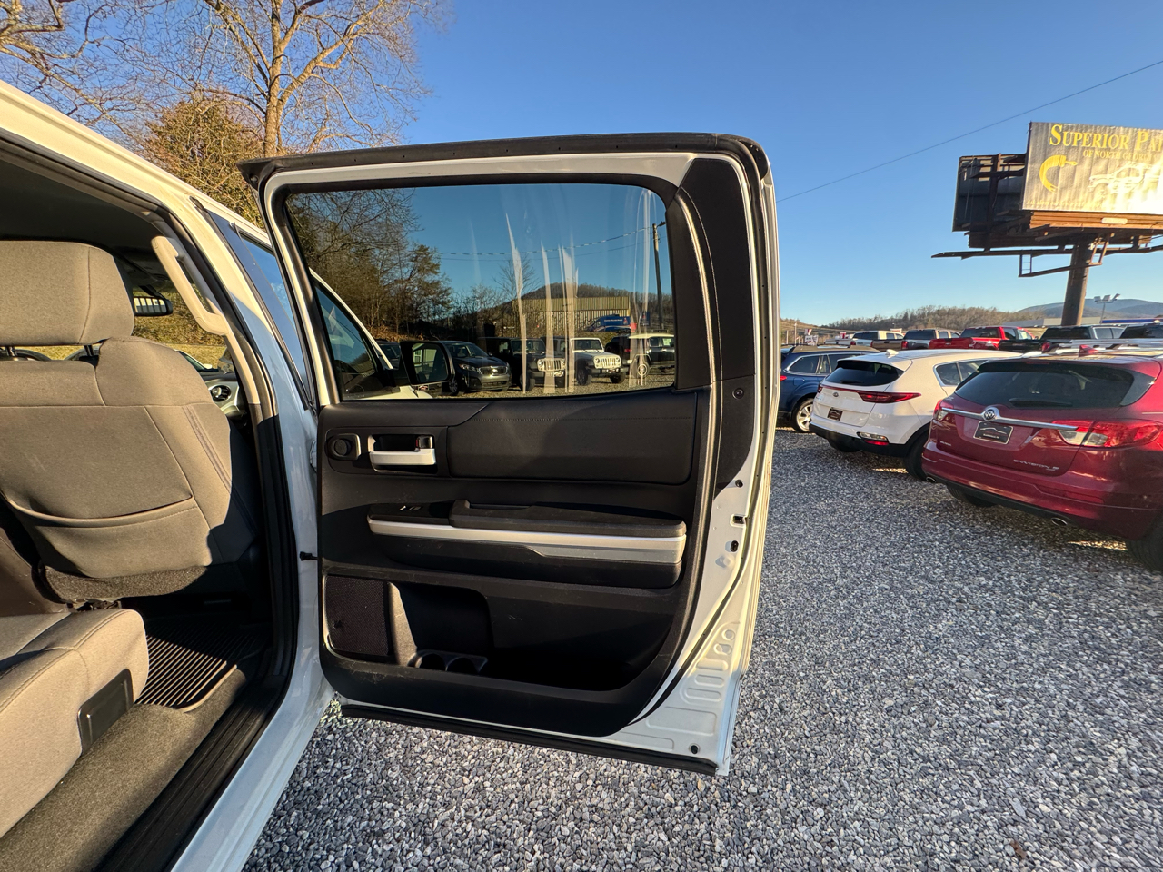 Toyota Tundra 4WD Truck CrewMax 5.7L V8 6-Spd AT SR5 (Natl) 2016