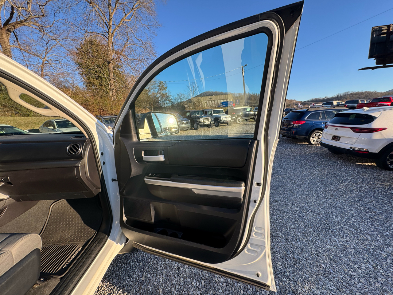 Toyota Tundra 4WD Truck CrewMax 5.7L V8 6-Spd AT SR5 (Natl) 2016