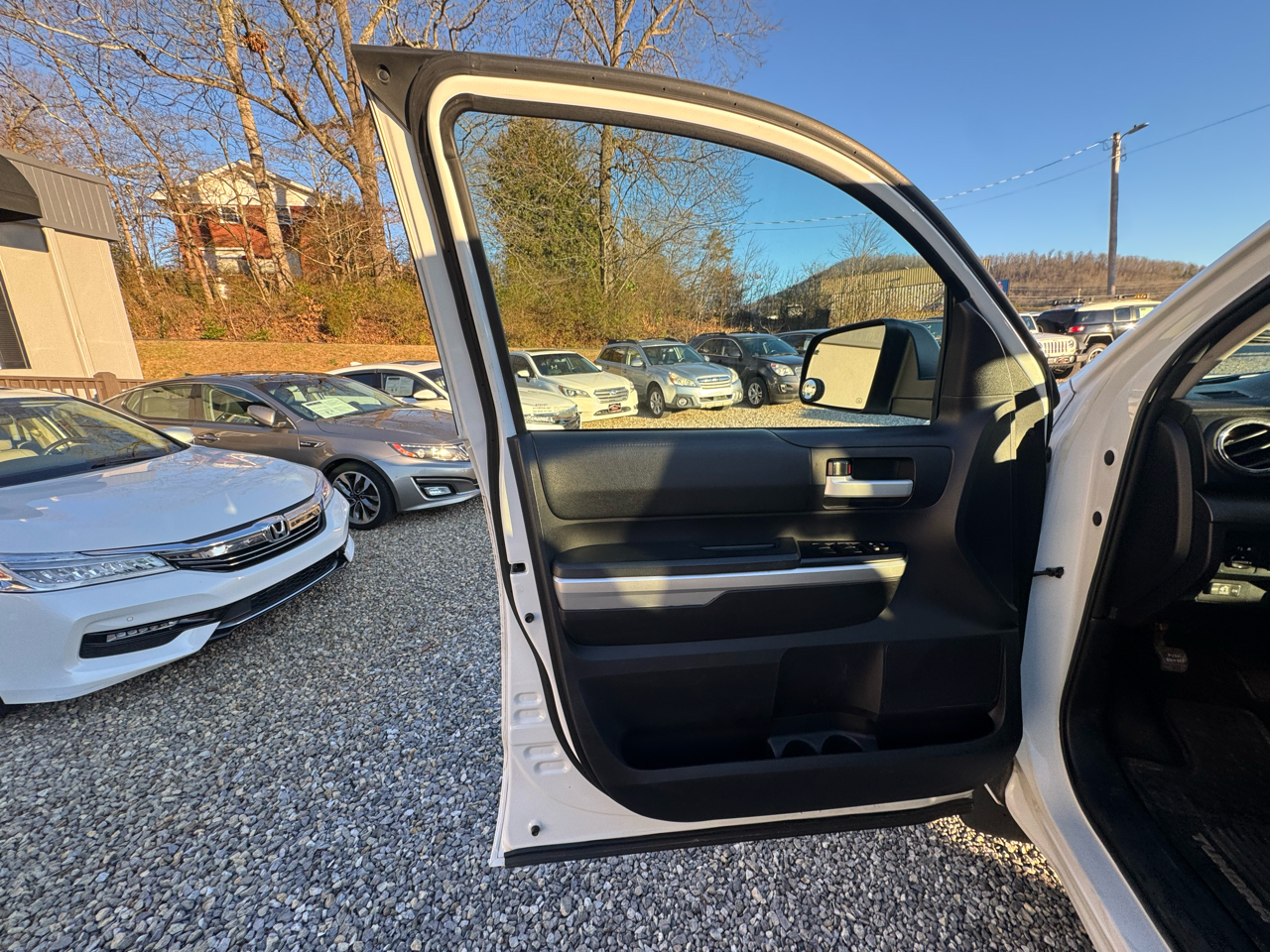 Toyota Tundra 4WD Truck CrewMax 5.7L V8 6-Spd AT SR5 (Natl) 2016