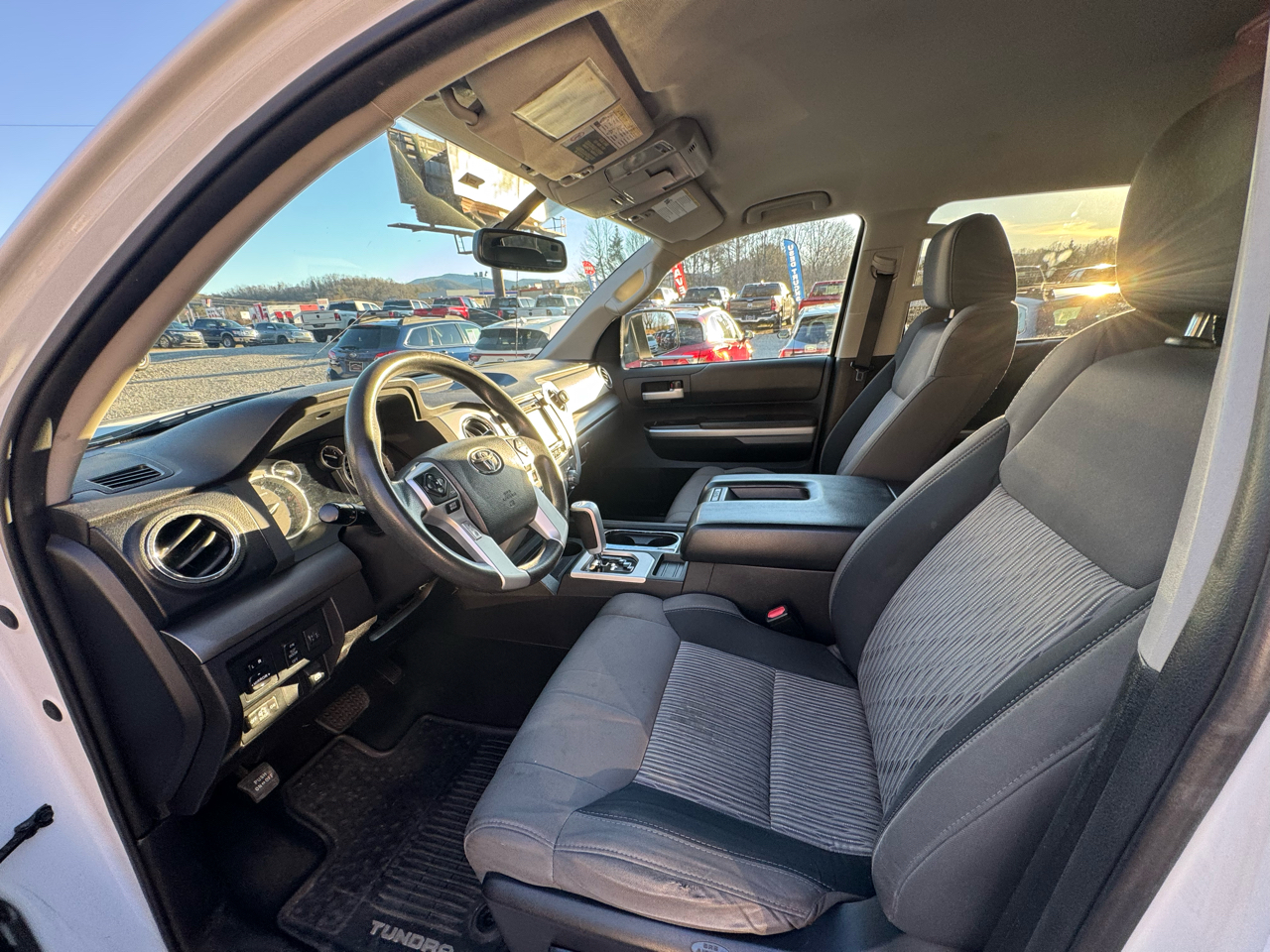 Toyota Tundra 4WD Truck CrewMax 5.7L V8 6-Spd AT SR5 (Natl) 2016