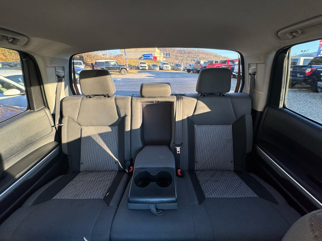 Toyota Tundra 4WD Truck CrewMax 5.7L V8 6-Spd AT SR5 (Natl) 2016