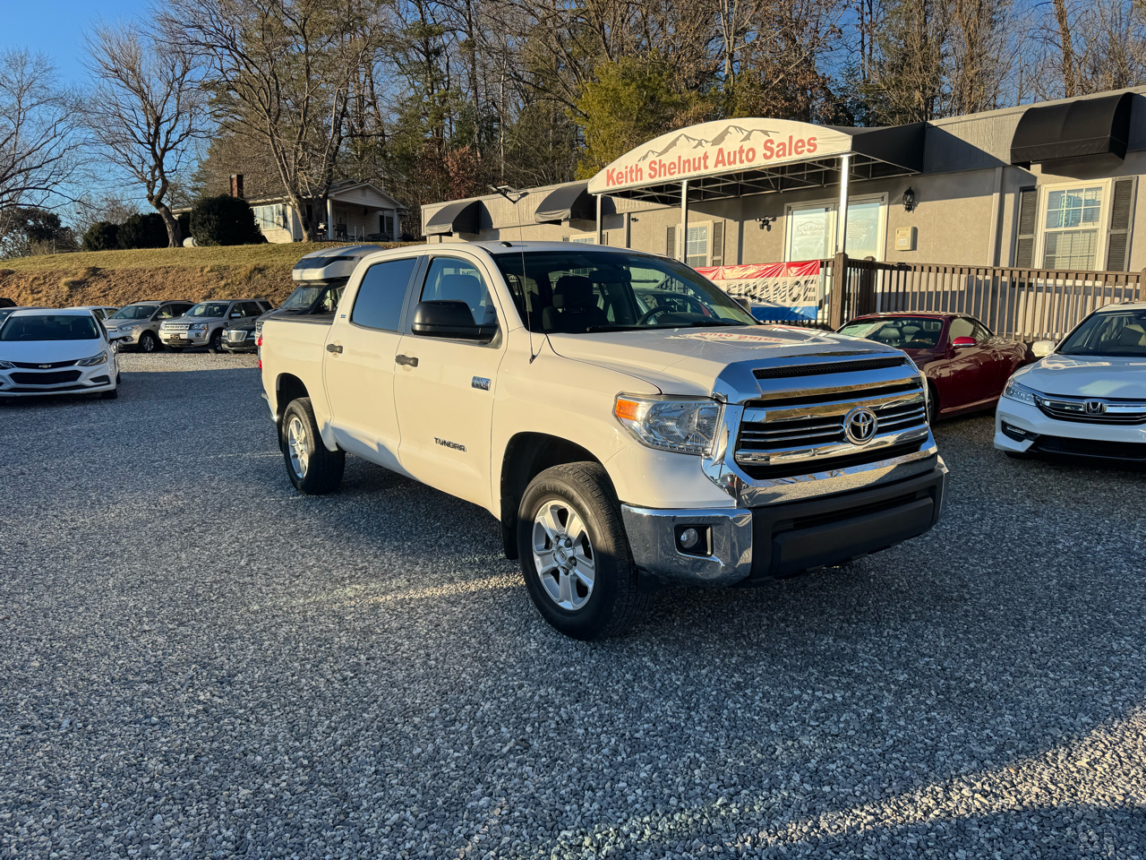 Toyota Tundra 4WD Truck CrewMax 5.7L V8 6-Spd AT SR5 (Natl) 2016