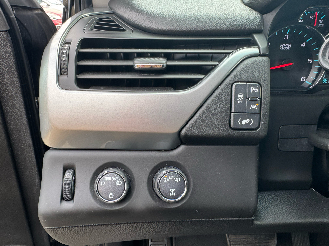 Chevrolet Suburban 4WD 4dr 1500 LT 2018