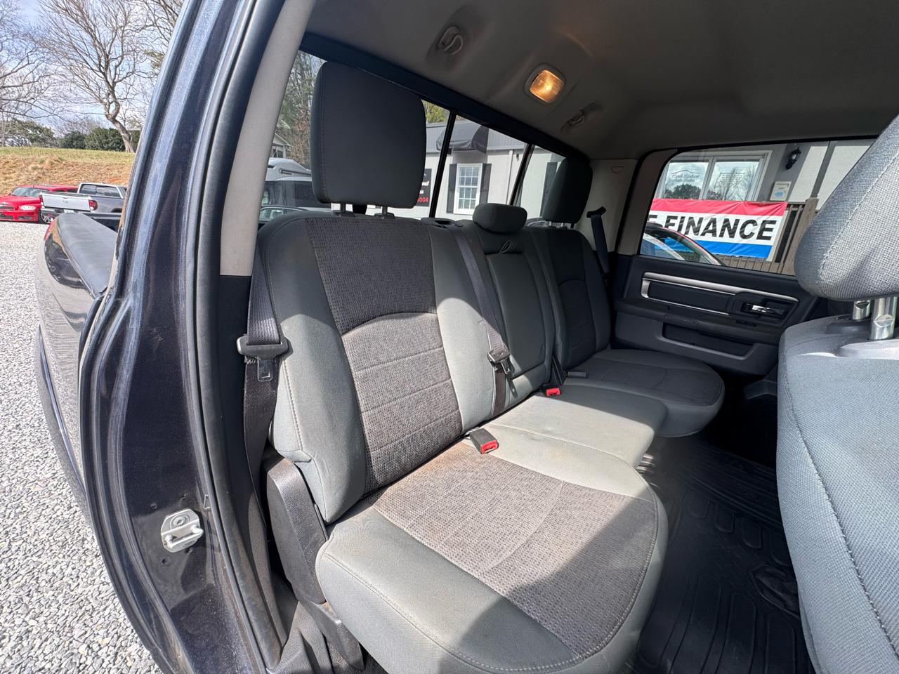 RAM 1500 4WD Crew Cab 140.5" Outdoorsman 2015