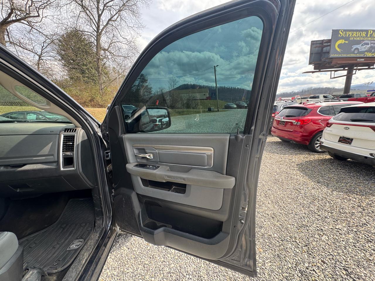 RAM 1500 4WD Crew Cab 140.5" Outdoorsman 2015