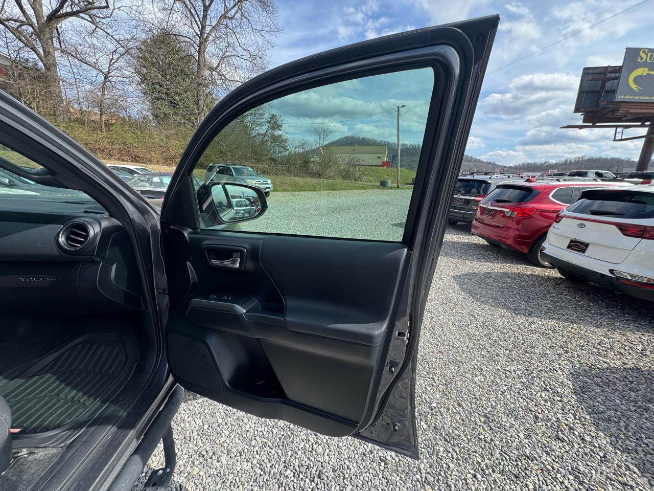 Toyota Tacoma TRD Off Road Double Cab 5' Bed V6 4x4 AT (Natl) 2017