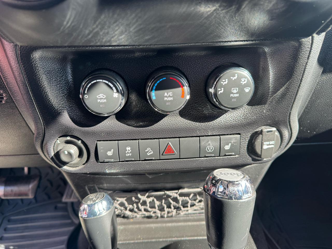 Jeep Wrangler Unlimited 4WD 4dr Sahara 2013