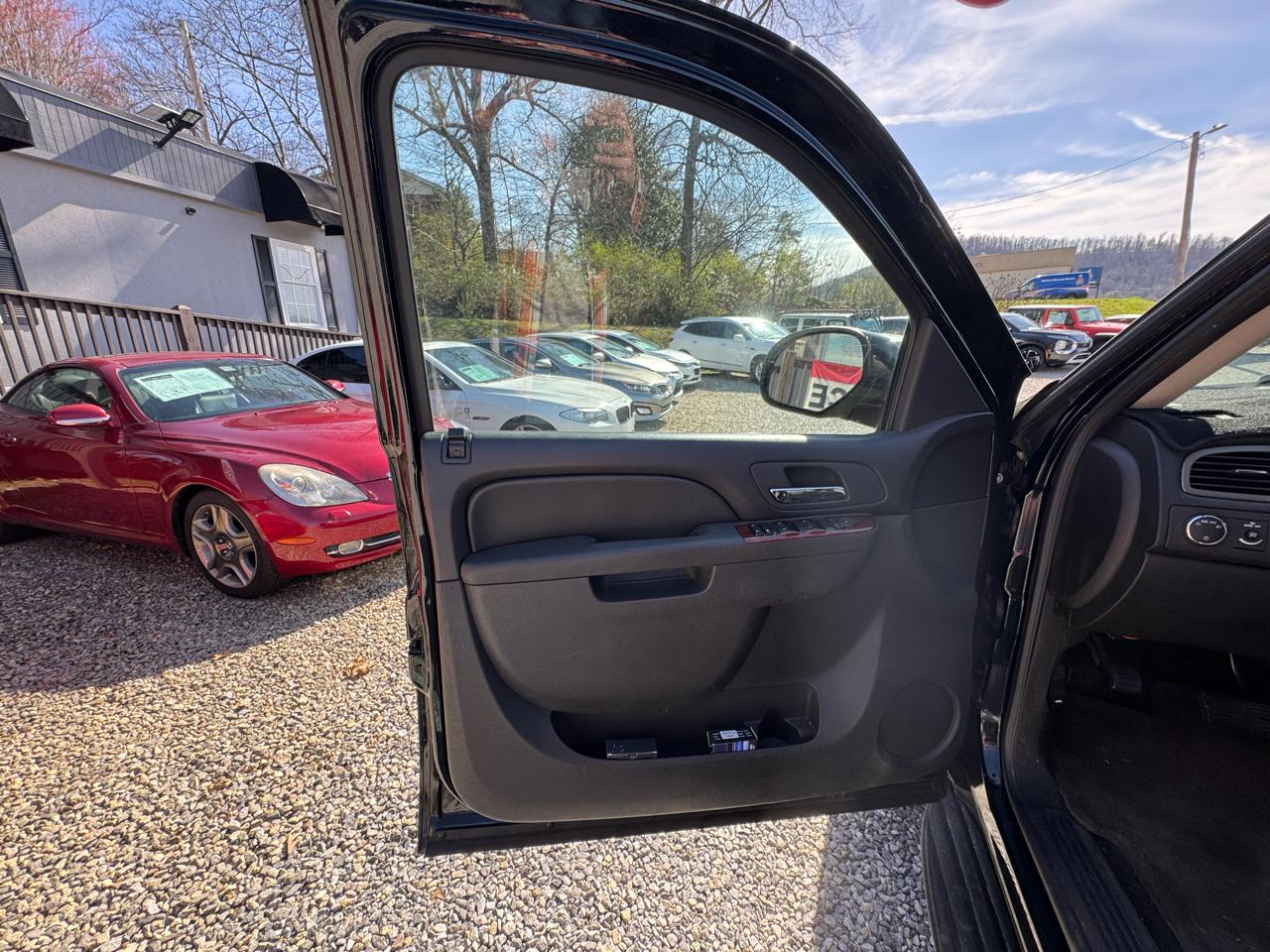 GMC Yukon 2WD 4dr 1500 SLE 2011