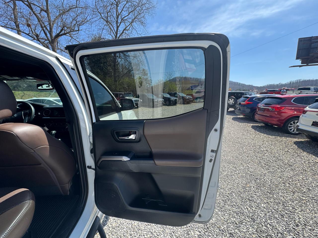 Toyota Tacoma Limited Double Cab 5' Bed V6 4x4 AT (Natl) 2017