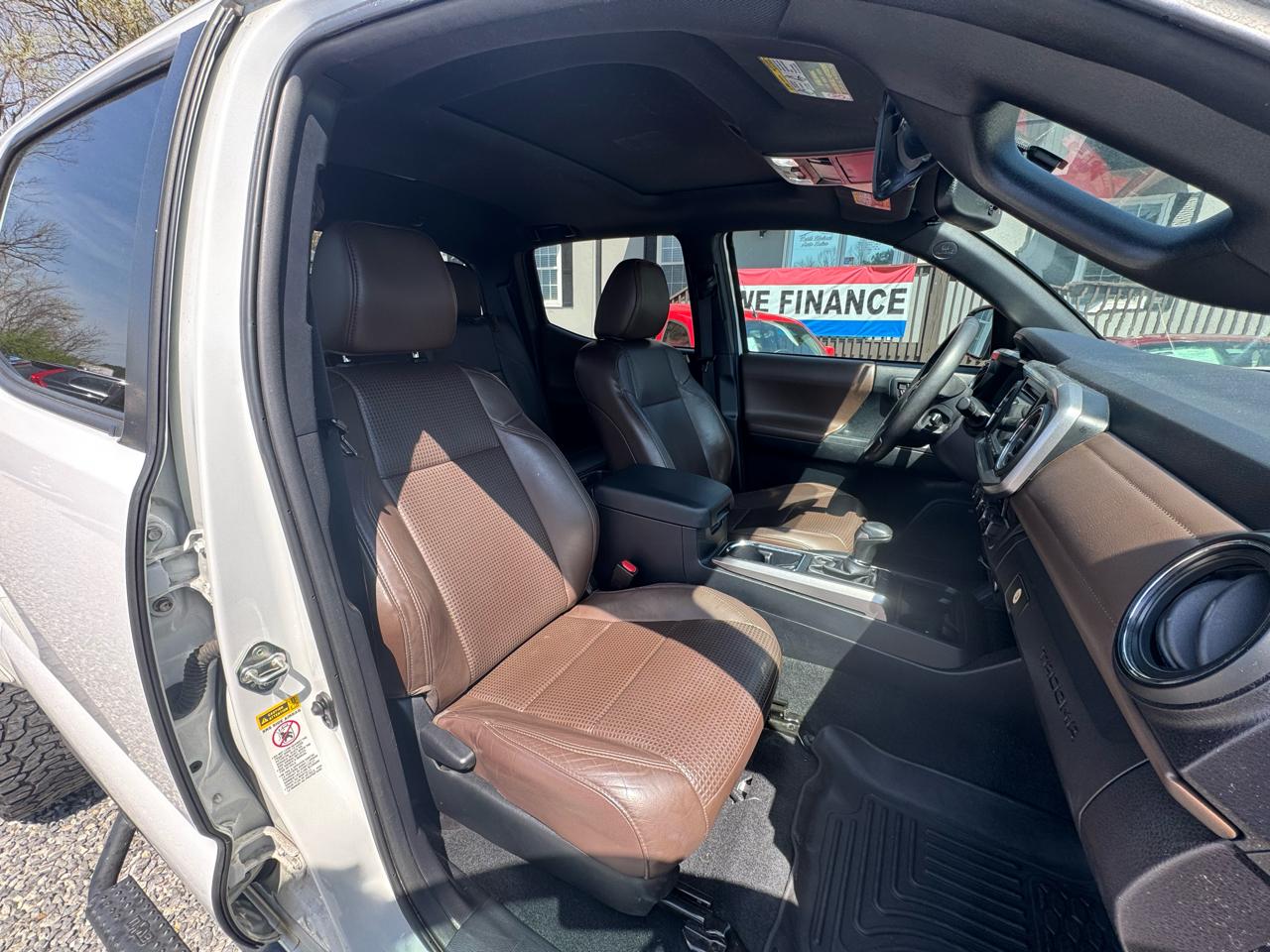 Toyota Tacoma Limited Double Cab 5' Bed V6 4x4 AT (Natl) 2017