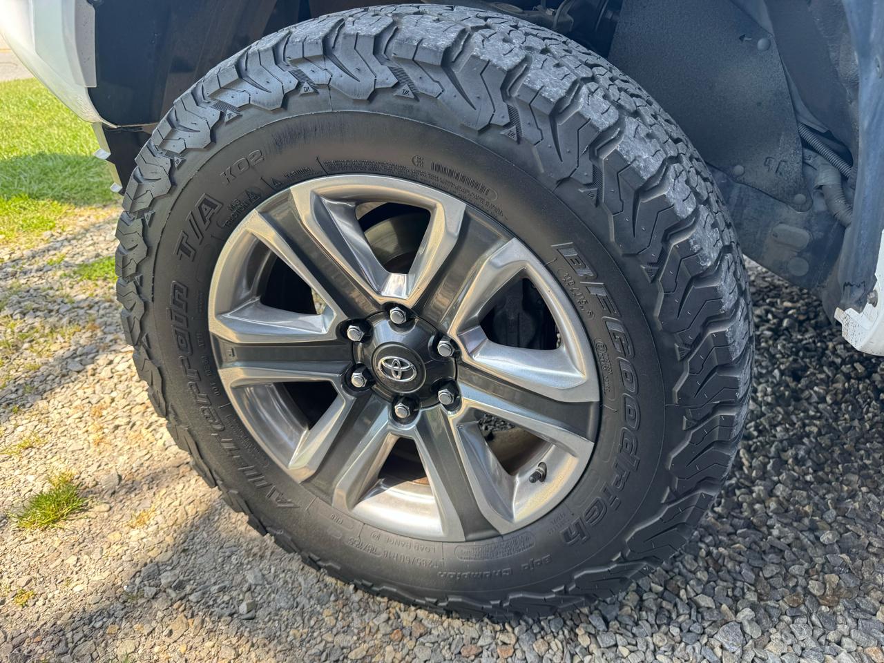 Toyota Tacoma Limited Double Cab 5' Bed V6 4x4 AT (Natl) 2017