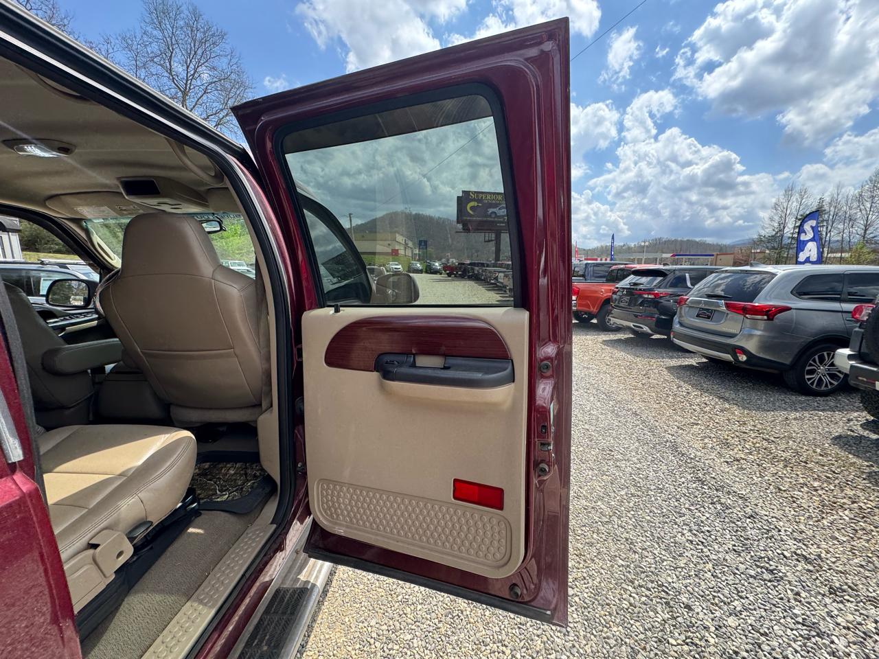 Ford Super Duty F-250 4WD Crew Cab 156" Lariat 2005