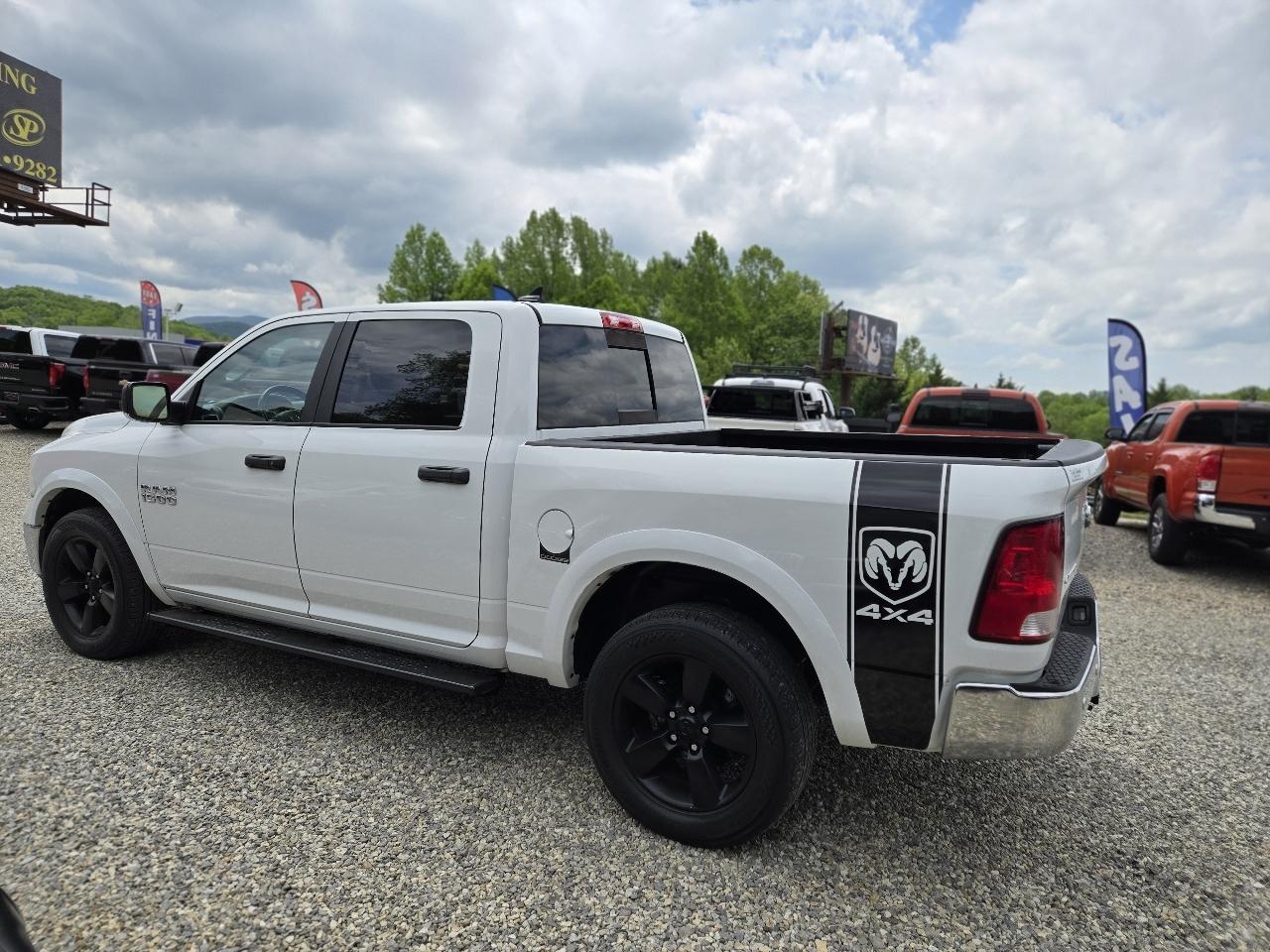 RAM 1500 4WD Crew Cab 140.5" Outdoorsman 2016