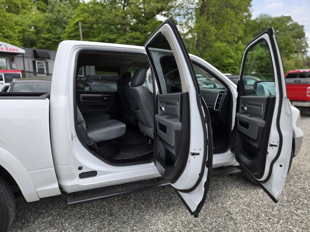 RAM 1500 4WD Crew Cab 140.5" Outdoorsman 2016
