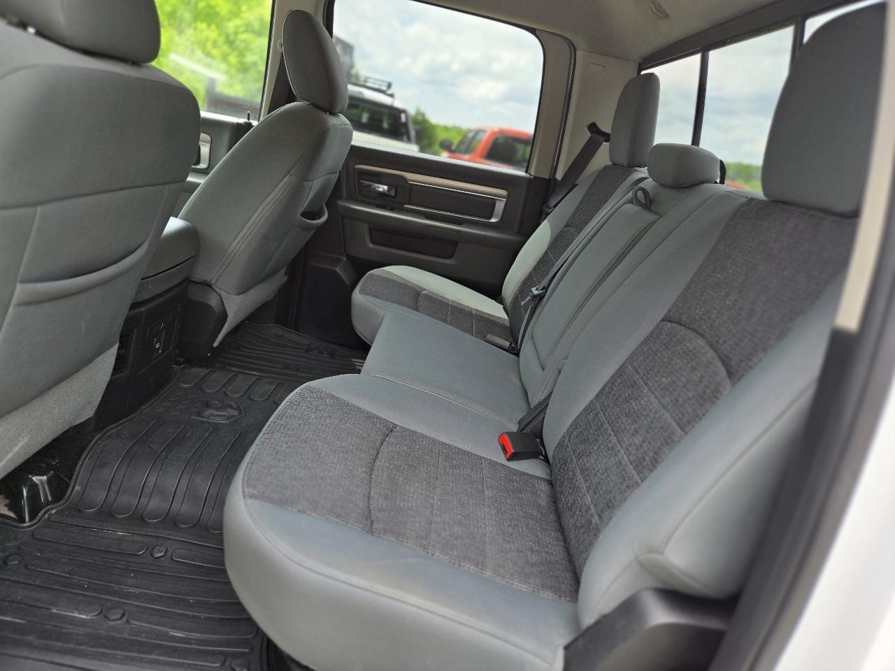 RAM 1500 4WD Crew Cab 140.5" Outdoorsman 2016