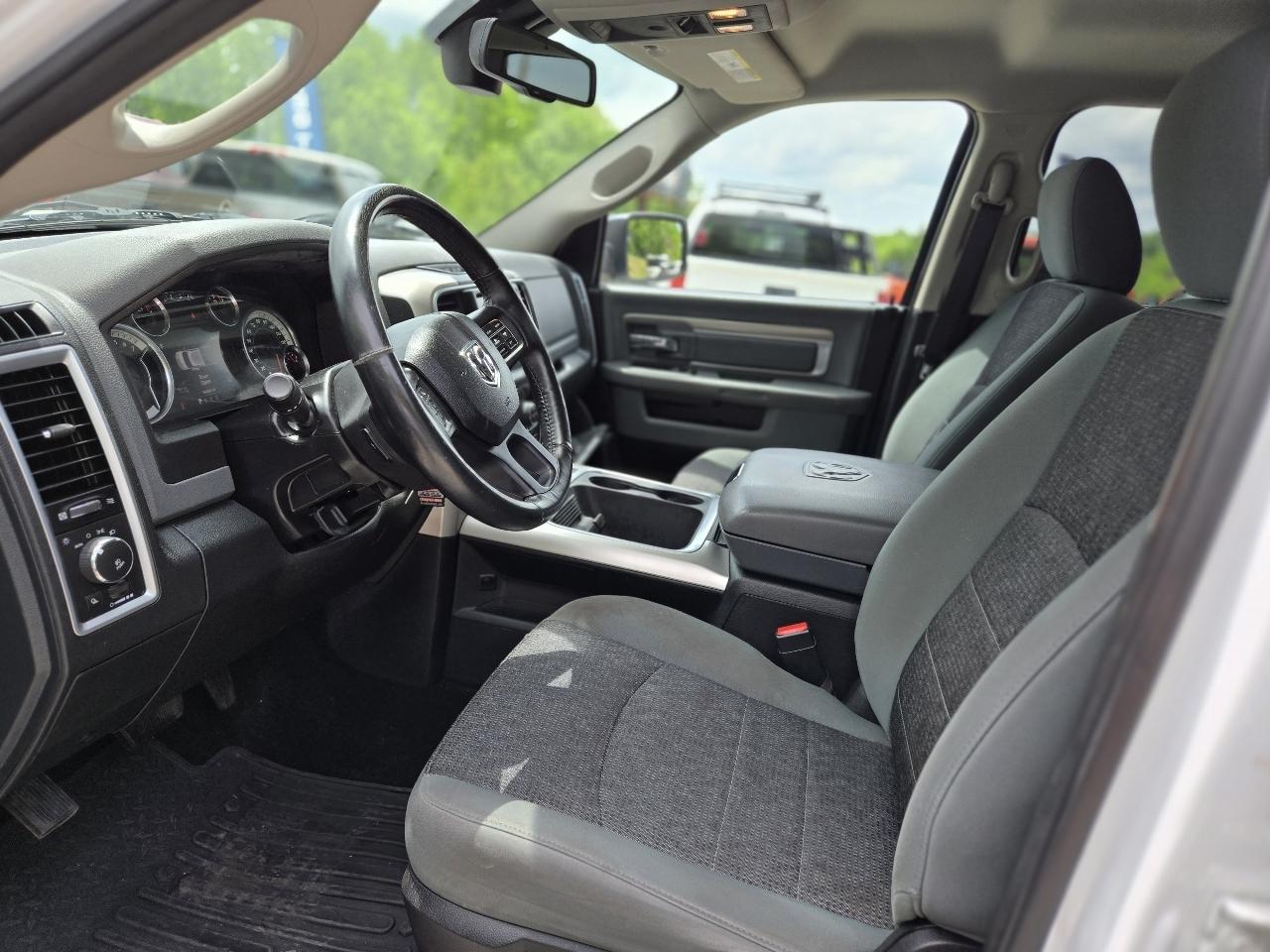 RAM 1500 4WD Crew Cab 140.5" Outdoorsman 2016