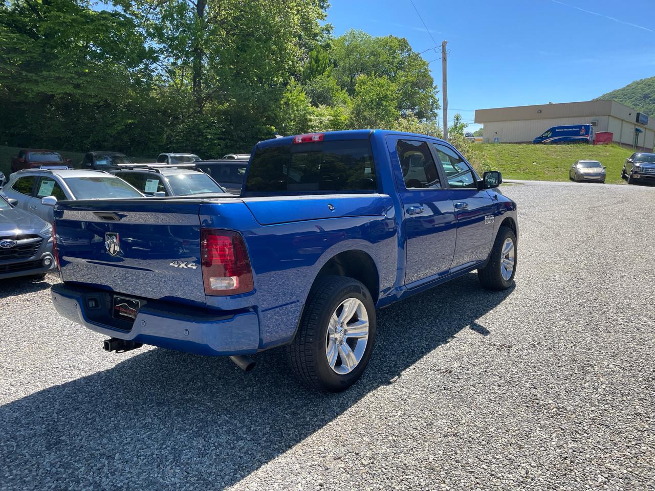 RAM 1500 4WD Crew Cab 140.5" Sport 2017