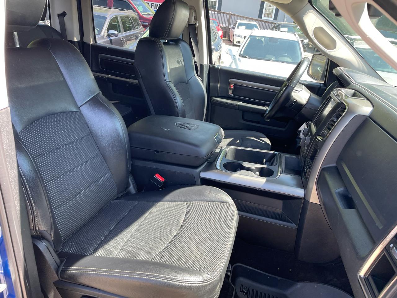RAM 1500 4WD Crew Cab 140.5" Sport 2017