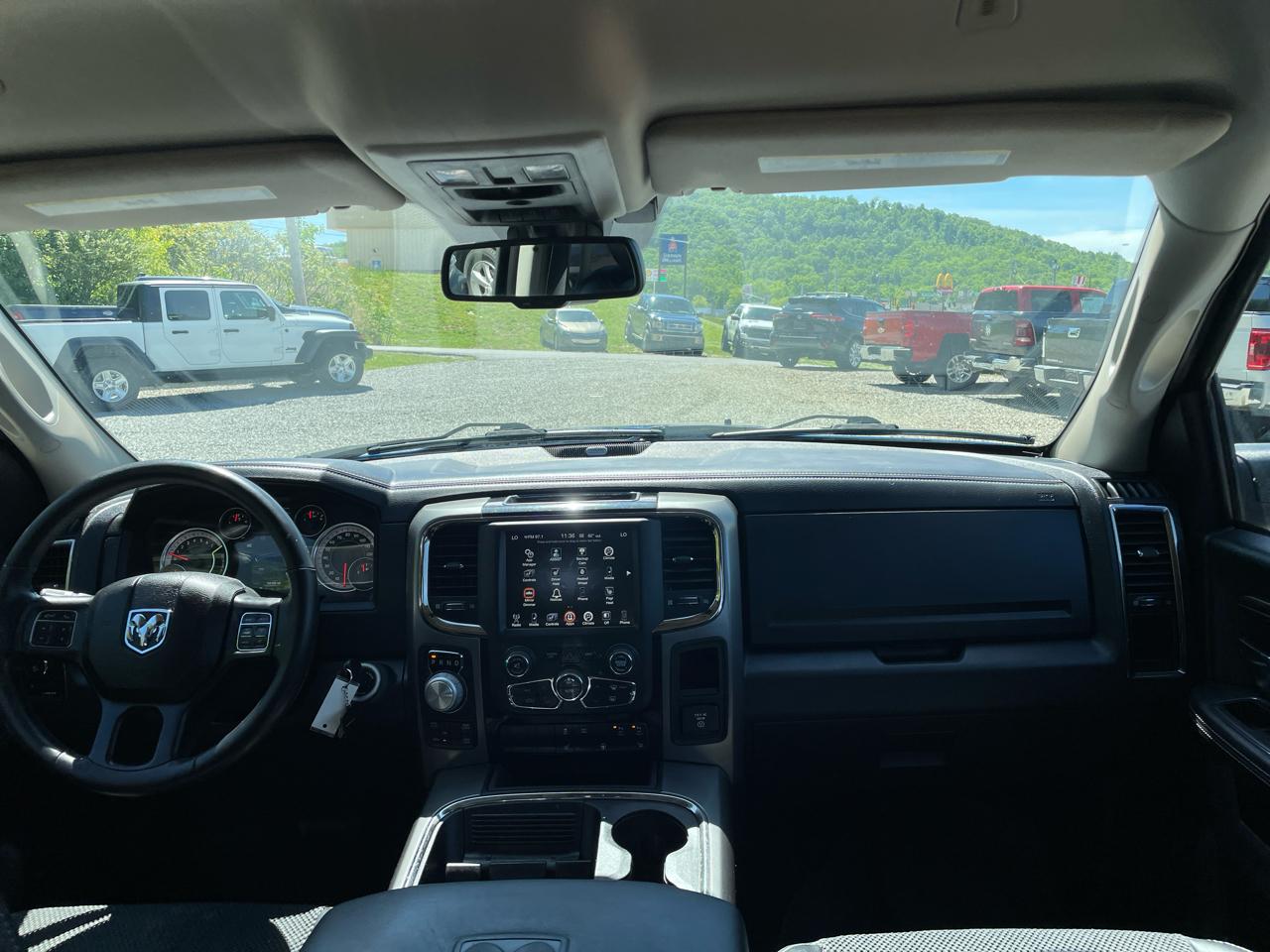 RAM 1500 4WD Crew Cab 140.5" Sport 2017