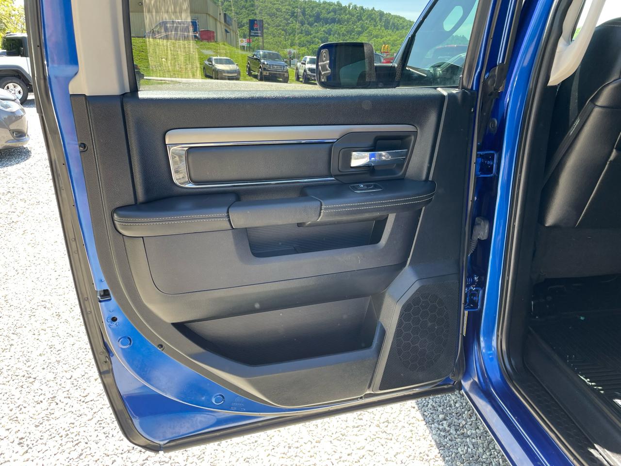 RAM 1500 4WD Crew Cab 140.5" Sport 2017