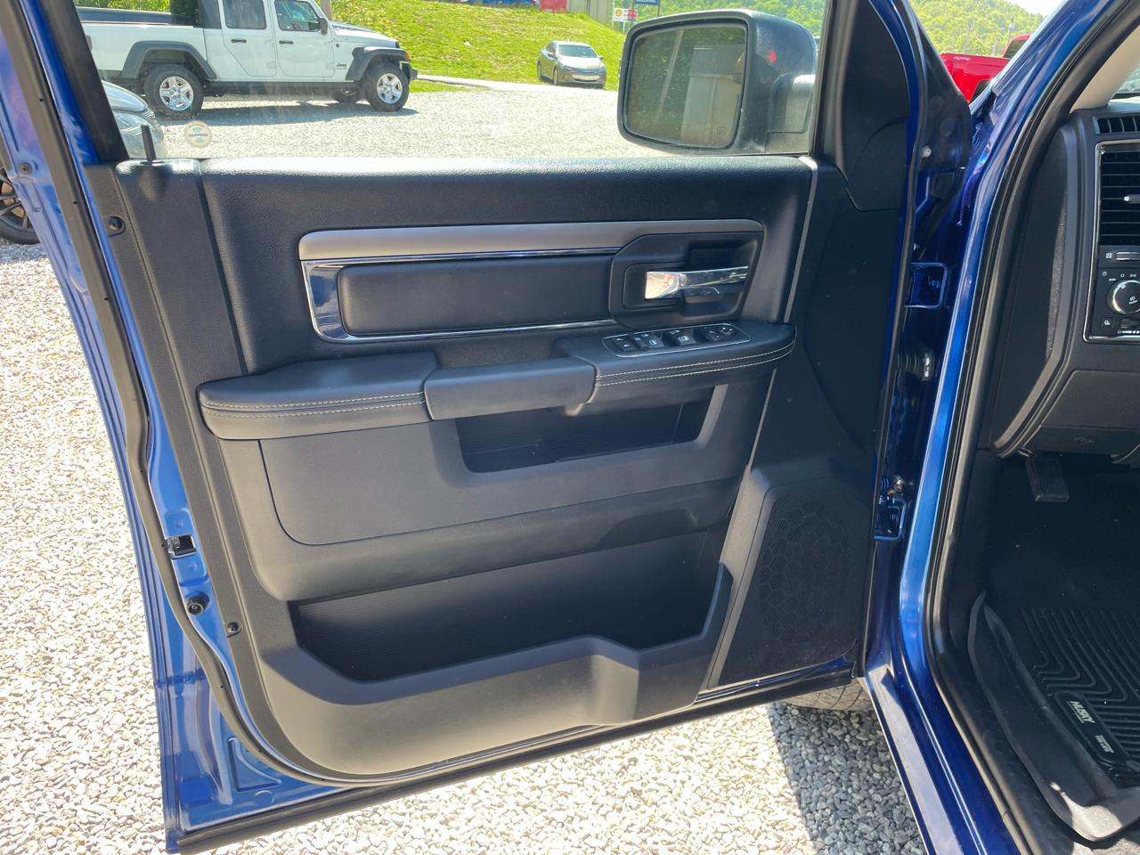 RAM 1500 4WD Crew Cab 140.5" Sport 2017