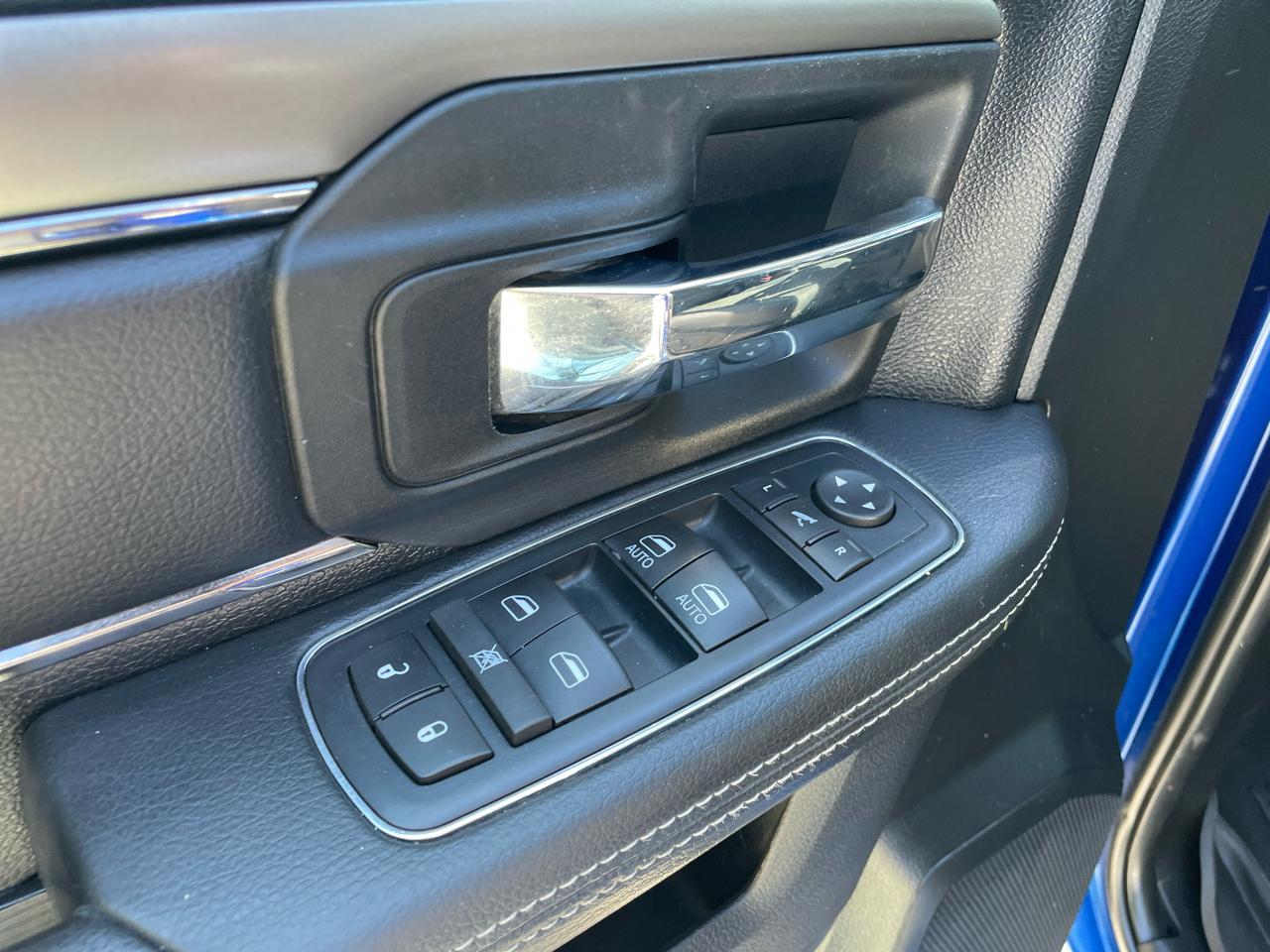 RAM 1500 4WD Crew Cab 140.5" Sport 2017