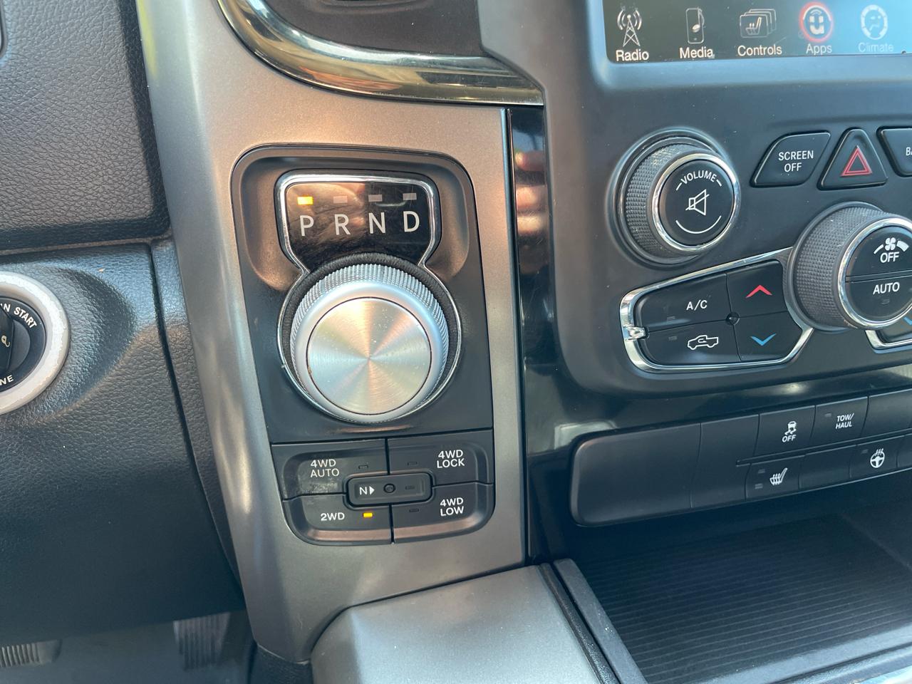 RAM 1500 4WD Crew Cab 140.5" Sport 2017