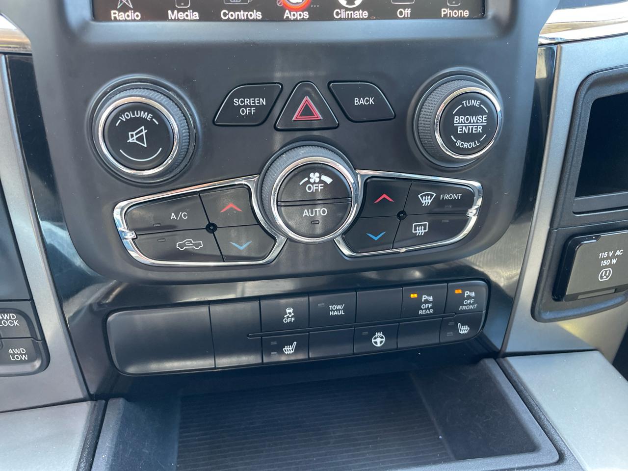 RAM 1500 4WD Crew Cab 140.5" Sport 2017