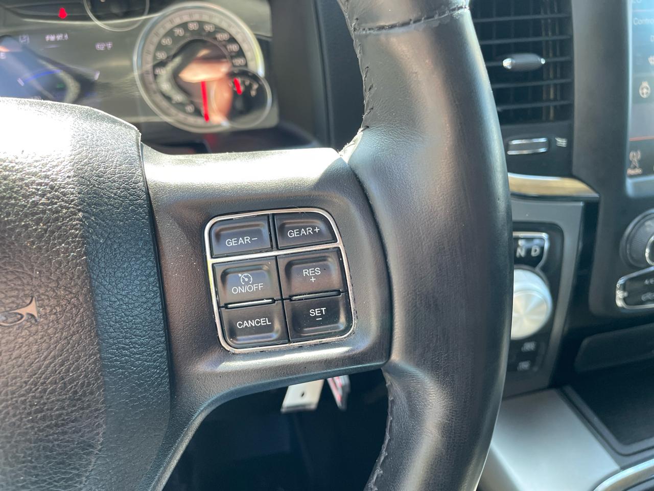 RAM 1500 4WD Crew Cab 140.5" Sport 2017