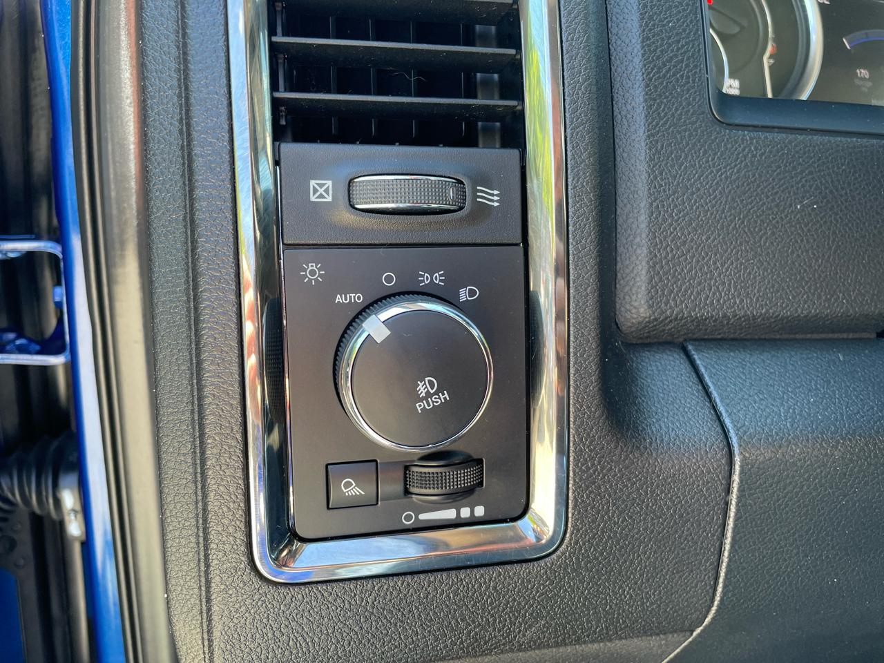 RAM 1500 4WD Crew Cab 140.5" Sport 2017