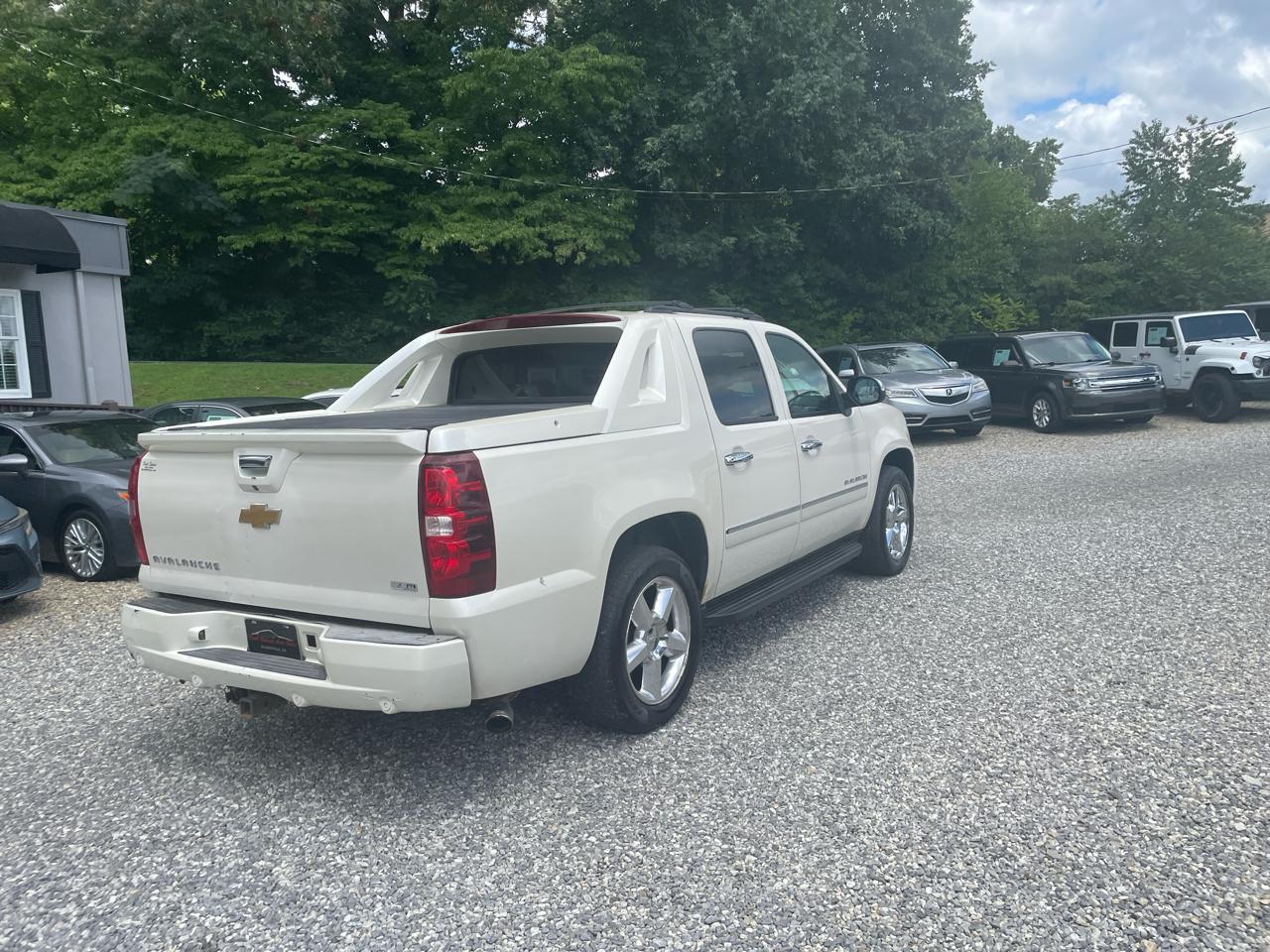 Chevrolet Avalanche 4WD Crew Cab LTZ 2012