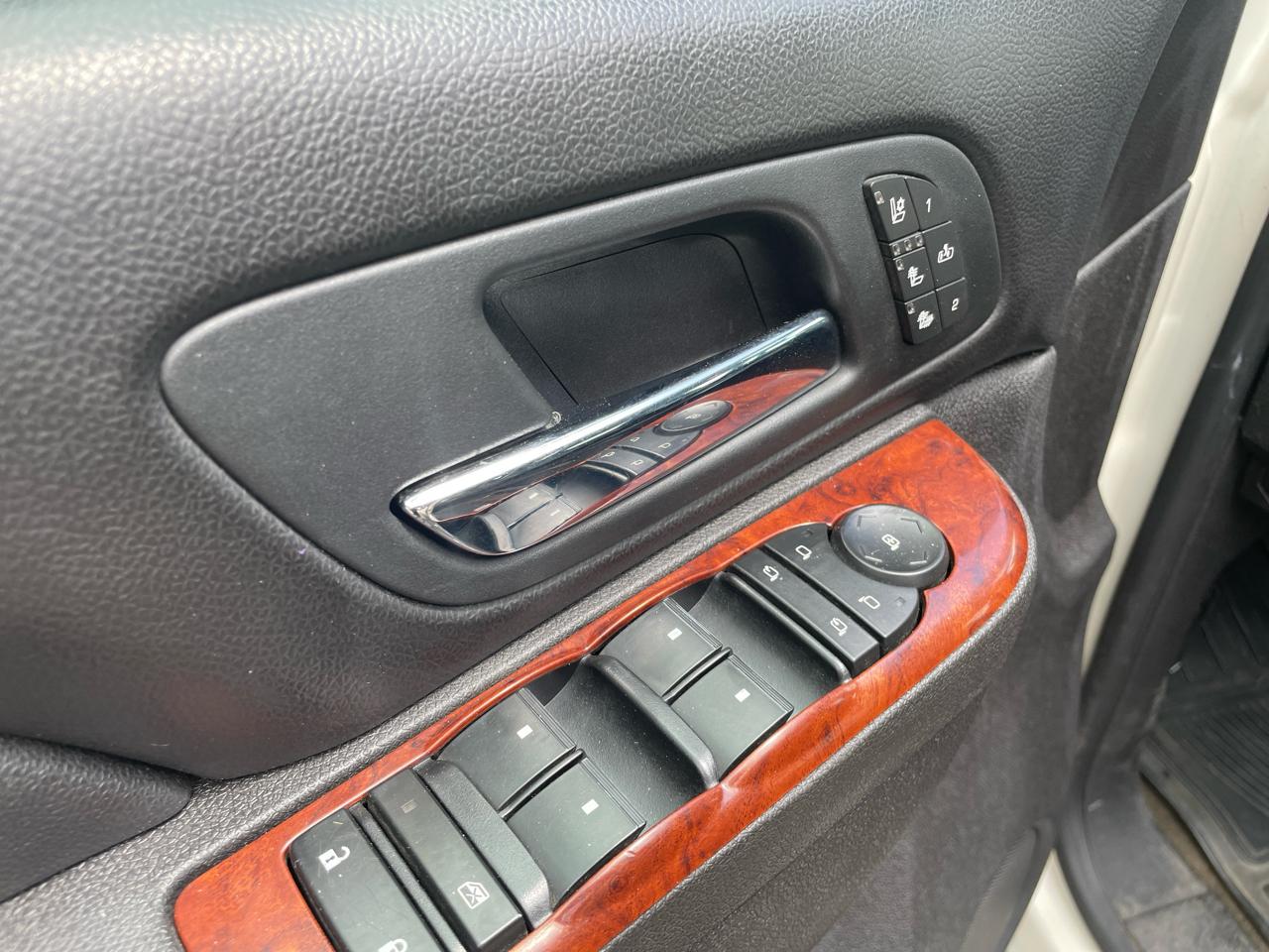 Chevrolet Avalanche 4WD Crew Cab LTZ 2012
