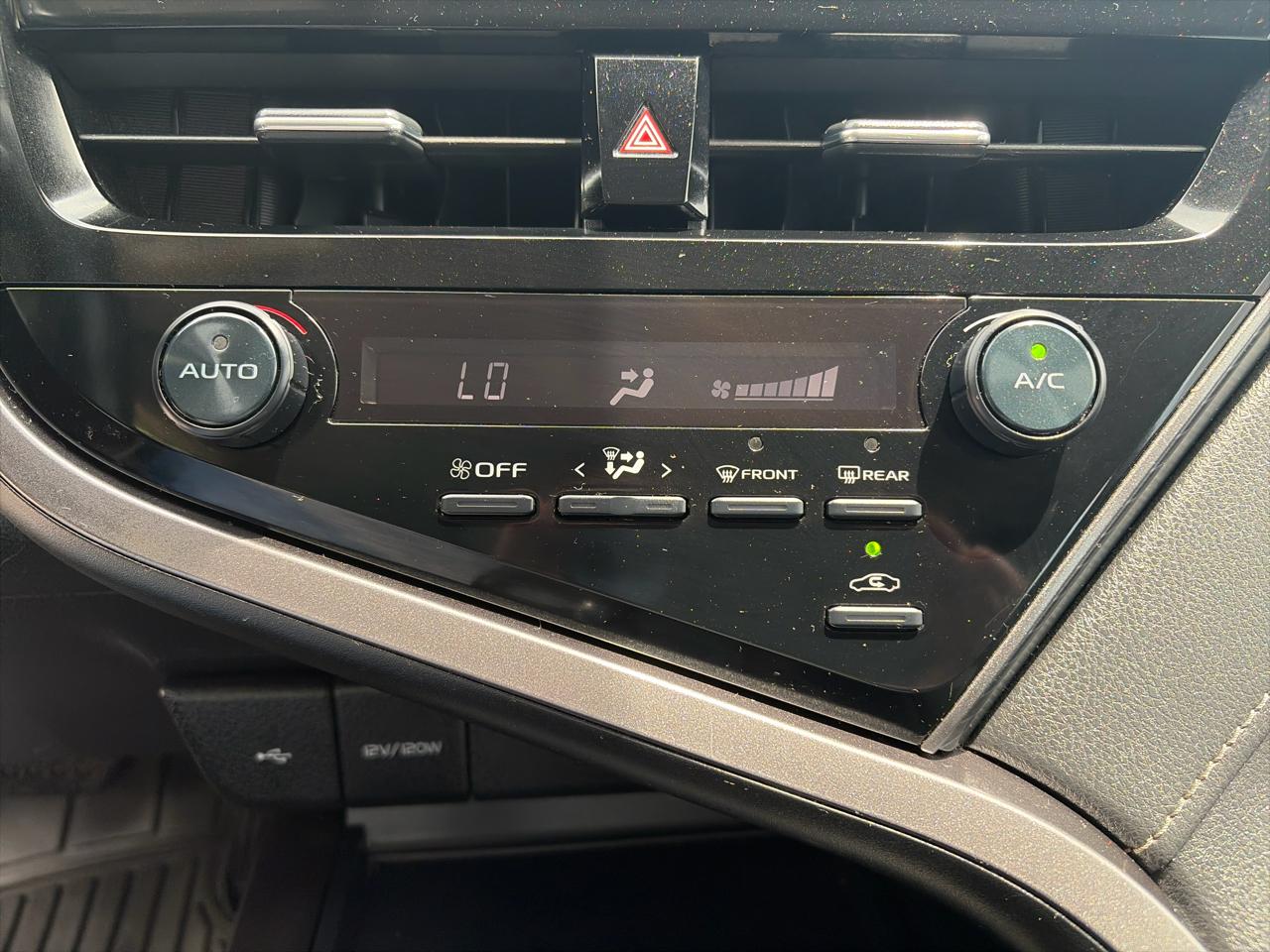 Toyota Camry SE Auto (Natl) 2021
